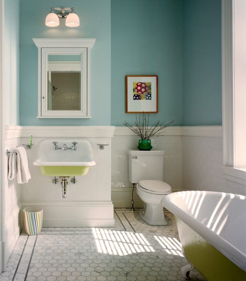 Modré malované stěny v koupelně