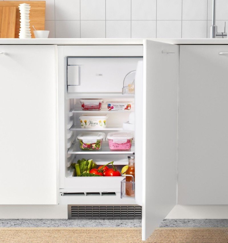 Åpne døren til det horisontale kjøleskapet på kjøkkenet i Khrusjtsjov