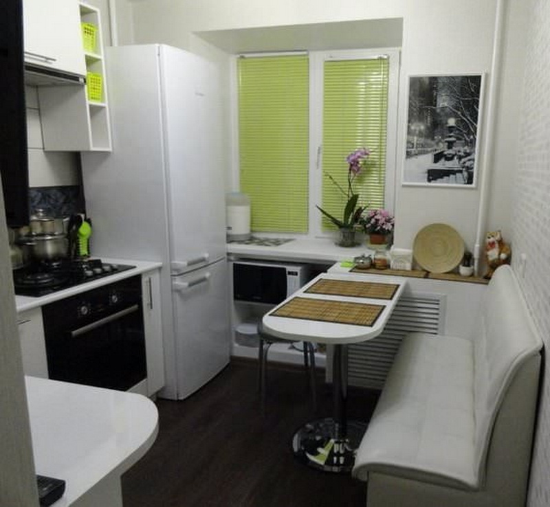 Kruşçev'in mutfakta pencerenin yanında bir buzdolabı olan dar bir kanepe