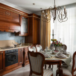 Смеђи намештај у класичној кухињи