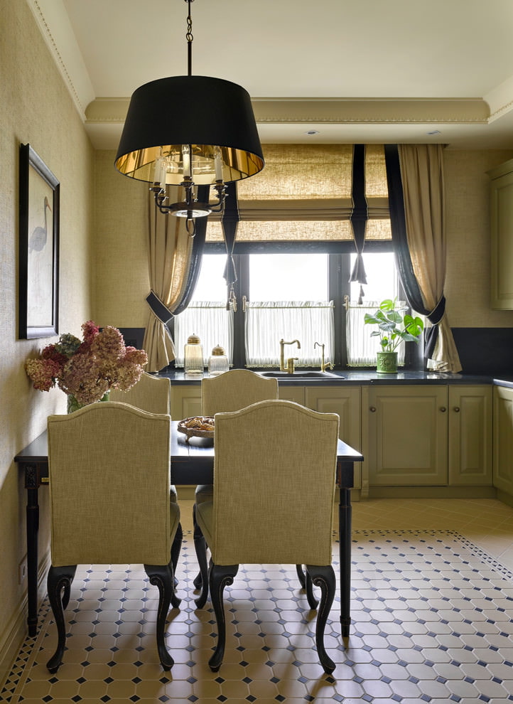 Kombinationen av klassiska gardiner med en romersk modell på köksfönstret