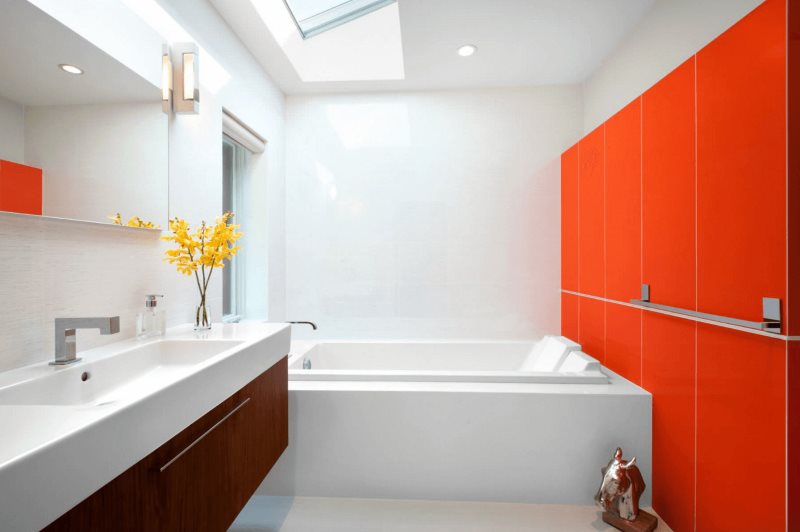 Mūsdienu vannas istabas interjers sarkanā un baltā krāsā