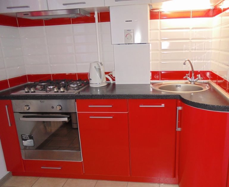 Beyaz gaz, su ısıtıcı ve kırmızı mutfak seti