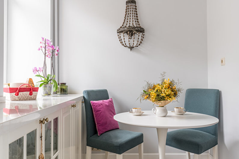 Witte ronde tafel in de keuken in neoklassieke stijl