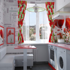 Vörös és fehér konyha egy városi lakásban