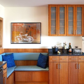 Blått møbeltrekk i kjøkkensofaen