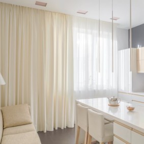 Beige gardiner i den lyse kjøkken-stuen