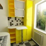 Geltoni baldai mažoje virtuvėje