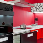 Rød farge på innsiden av kjøkkenet