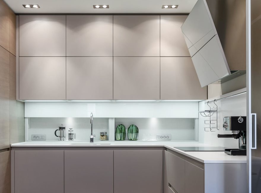 Moderne kjøkken med håndfri fasader
