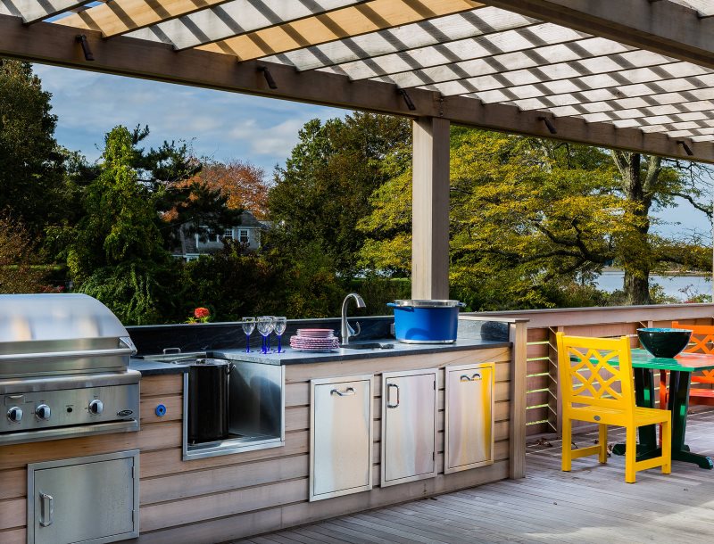 Open zomerkeuken op het terras met pergola