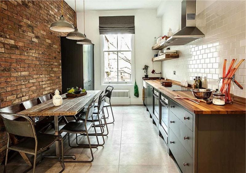 Contrast wall decoration in a narrow kitchen