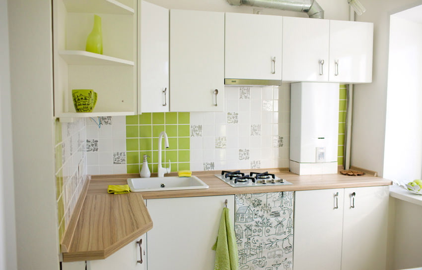 Hvitt kjøkken med gass varmtvannsbereder