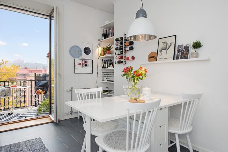 Witte tafel in de eetkamer van de hoekkeuken