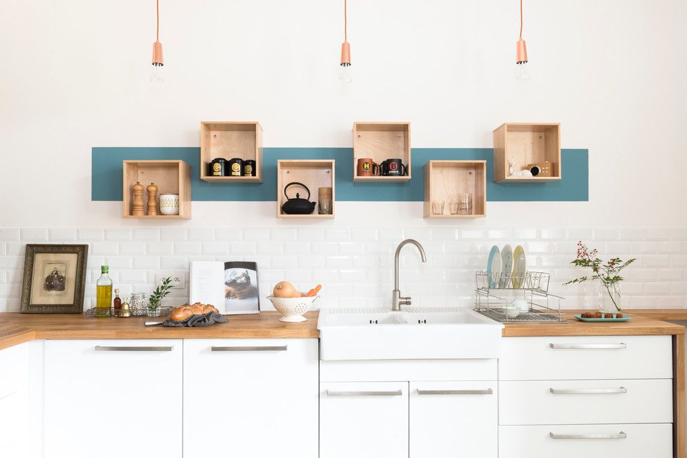 Vierkante houten planken aan de muur in het keukenwerkgebied