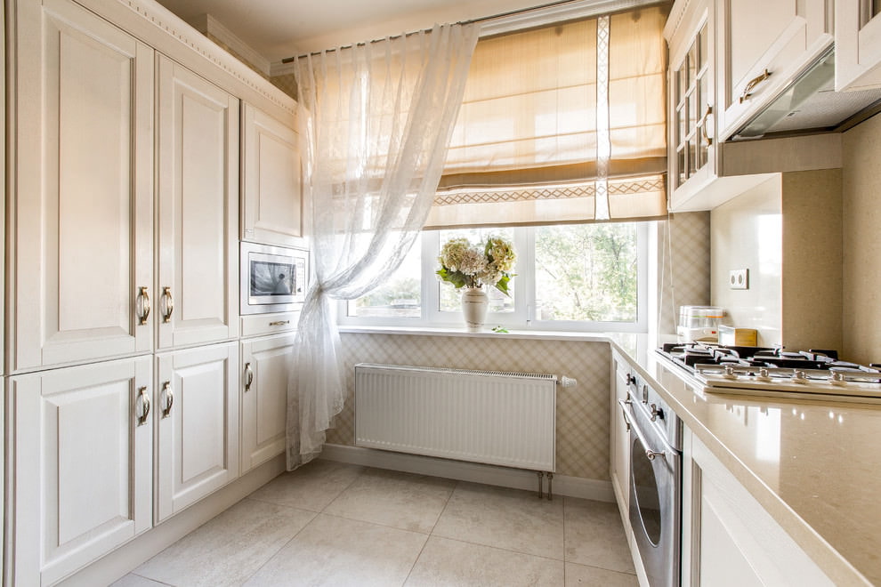 Perdele clasice ușoare pe fereastra bucătăriei într-o casă cu panou