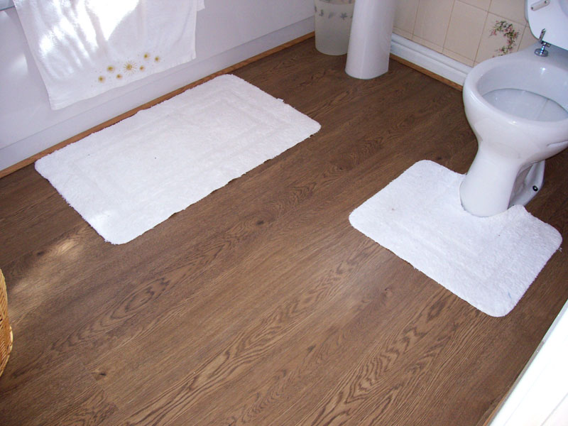 Biely koberec na podlahe z linolea
