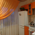 Mutfak penceresindeki turuncu perde