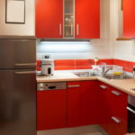 Kırmızı mobilya ile mutfakta seramik zemin