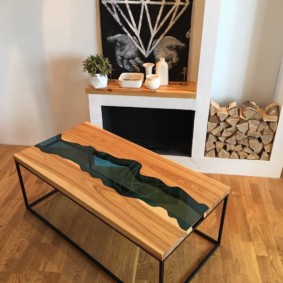 Houten tafel op een frame van een profielpijp