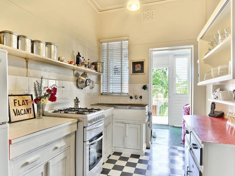 Plancher à carreaux noir et blanc dans la cuisine d'une maison privée