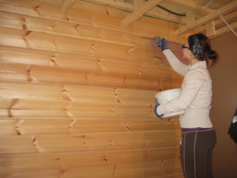 Lăcuirea pereților din lemn în baia unei case private