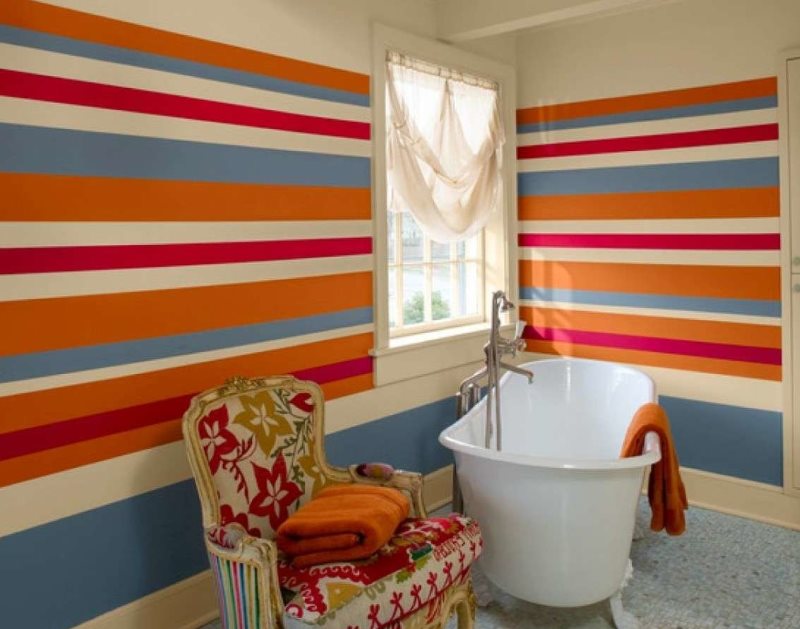 Coloring the walls of the bathroom in colored stripes