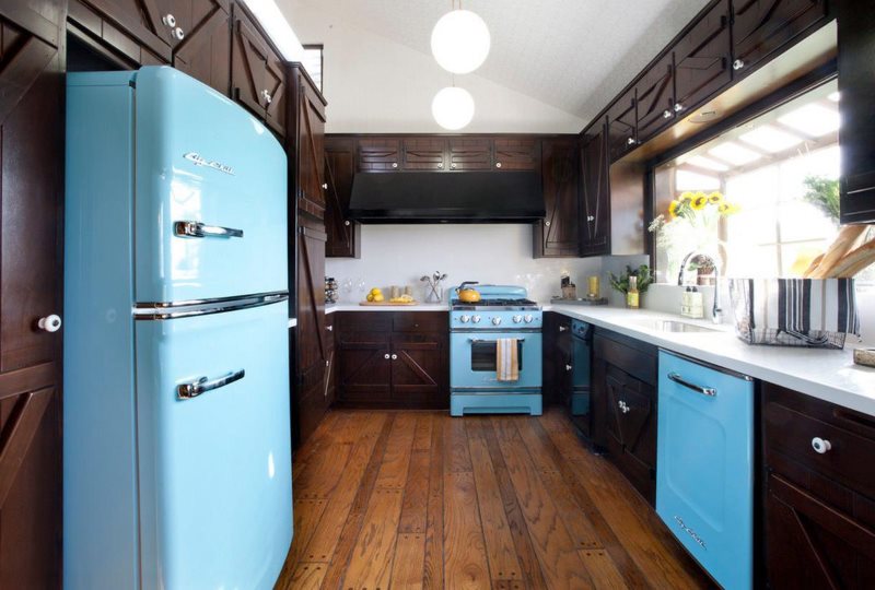Retro tarzı mutfakta pot karınlı kapı ile mavi buzdolabı
