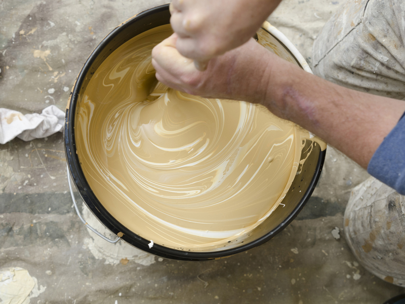 Mixing water-based paint for walls in the bathroom