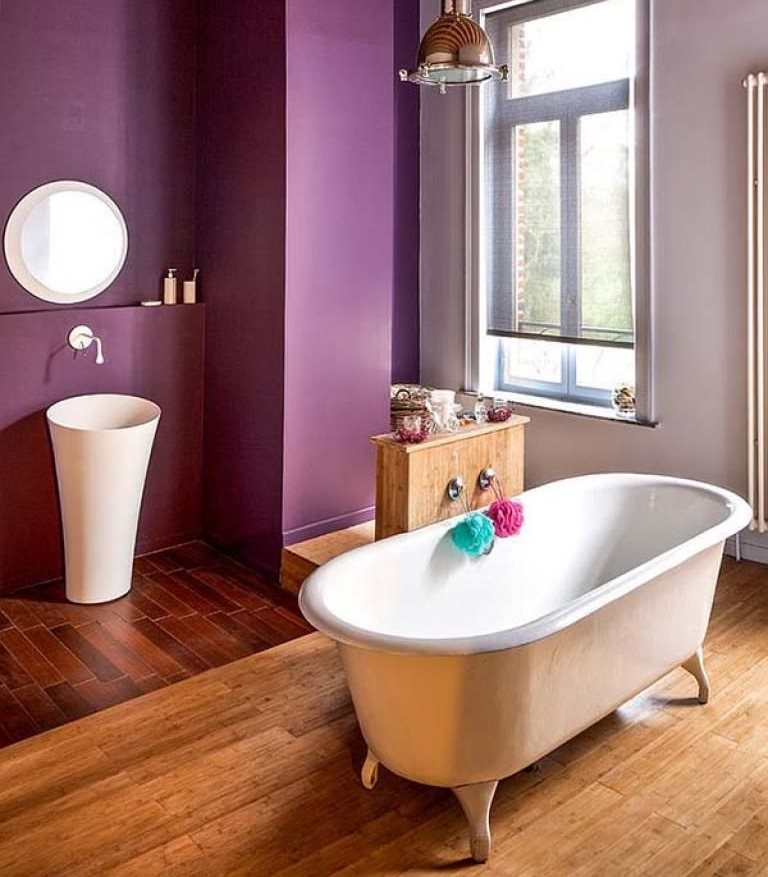 Zoning the bathroom with the color of painted walls