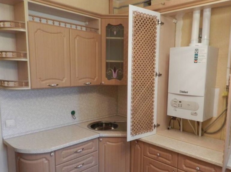 Armoire avec porte grillagée pour chauffe-eau à gaz