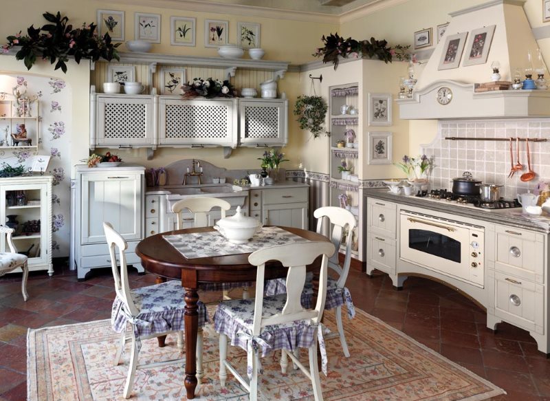 Intérieur de cuisine provençale avec mobilier sculpté