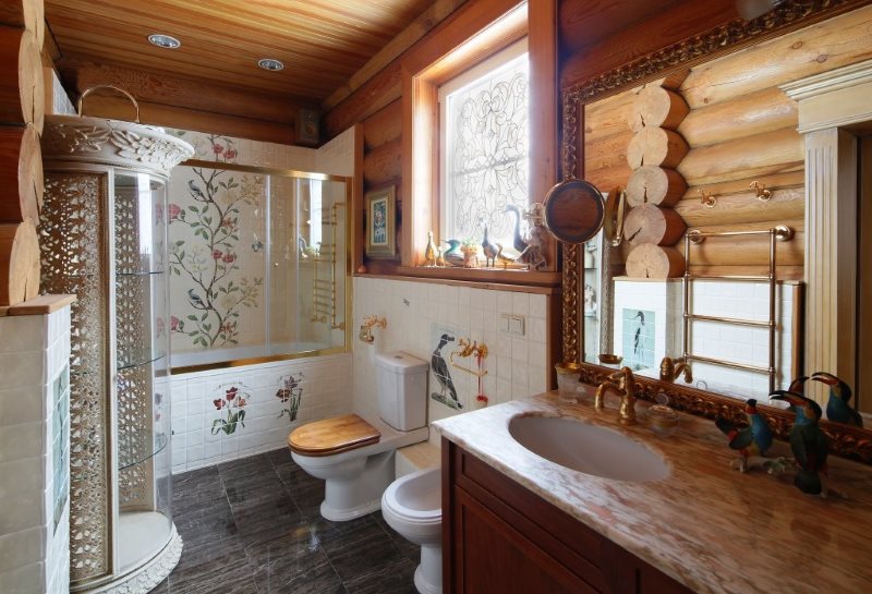 Interiér kombinovanej kúpeľne v zrubovom dome