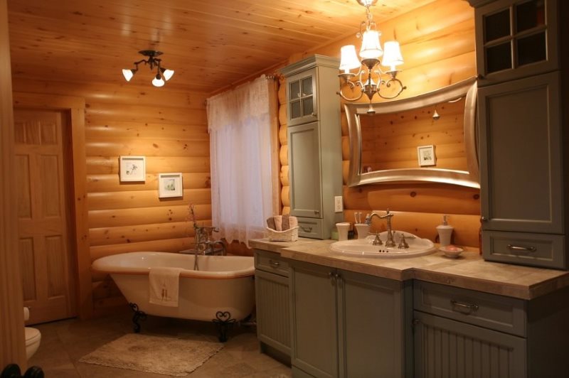 Šedé fasády dřevěného nábytku v koupelně