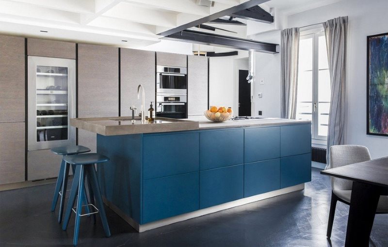 Blauw meubilair in het interieur van de keuken in een minimalistische stijl