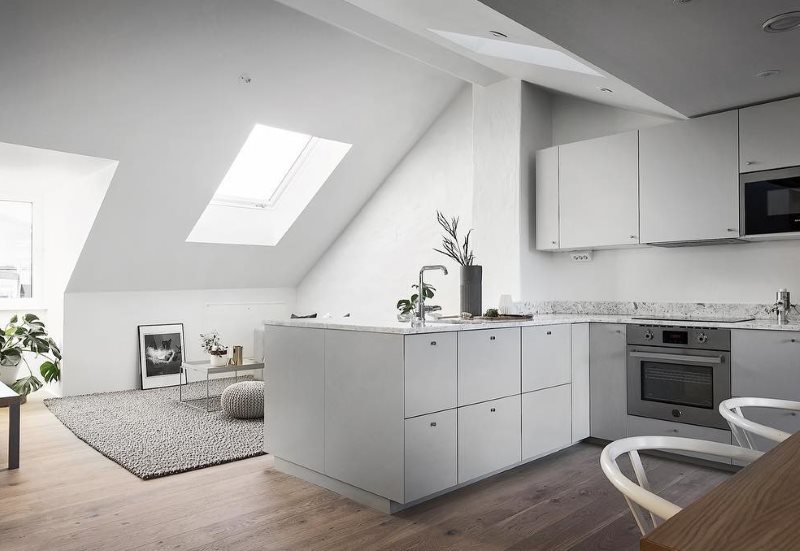 Witte keuken op de zolder van een privé-huis in een minimalistische stijl