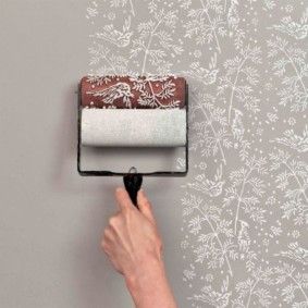 Painting the bathroom wall with a texture roller
