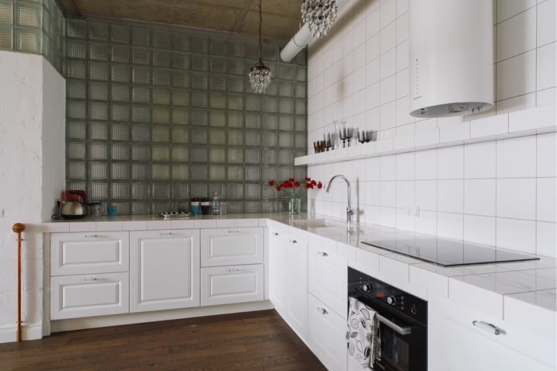 Glazen blokken in het interieur van een keuken in loftstijl