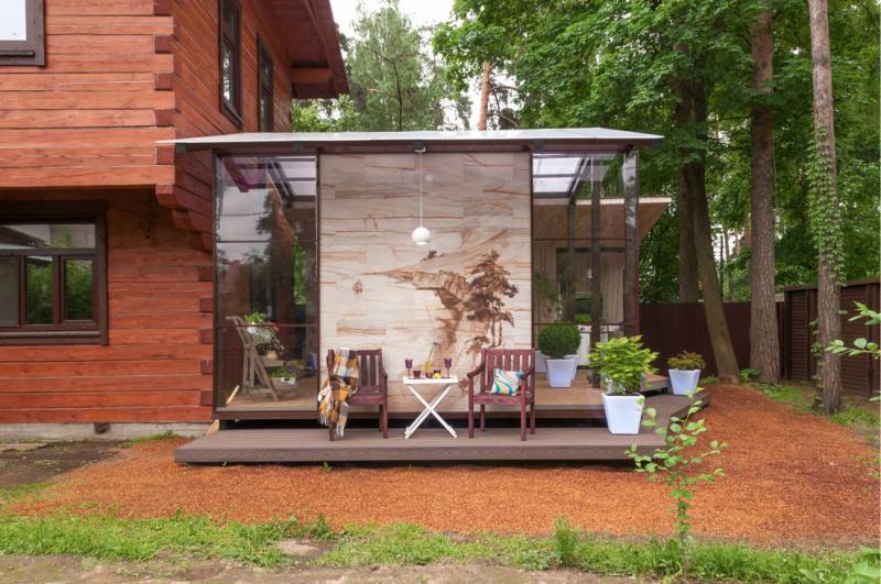 Zomerkeuken op het terras van een landhuis