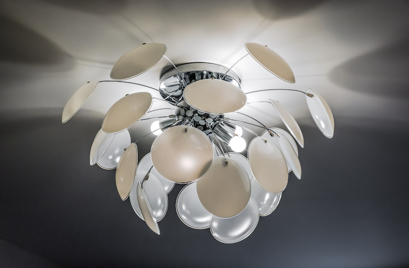 Lamp in de vorm van een bloem op het plafond van de keuken-woonkamer