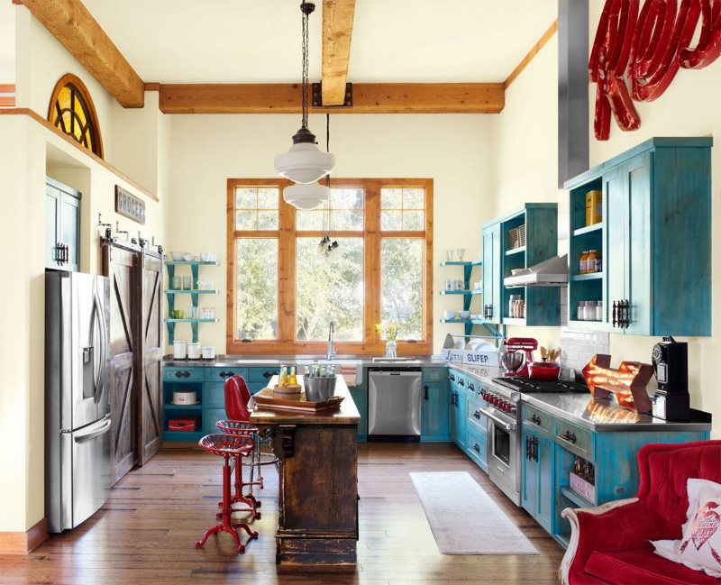 Poutres en bois au plafond de la cuisine dans un style rétro