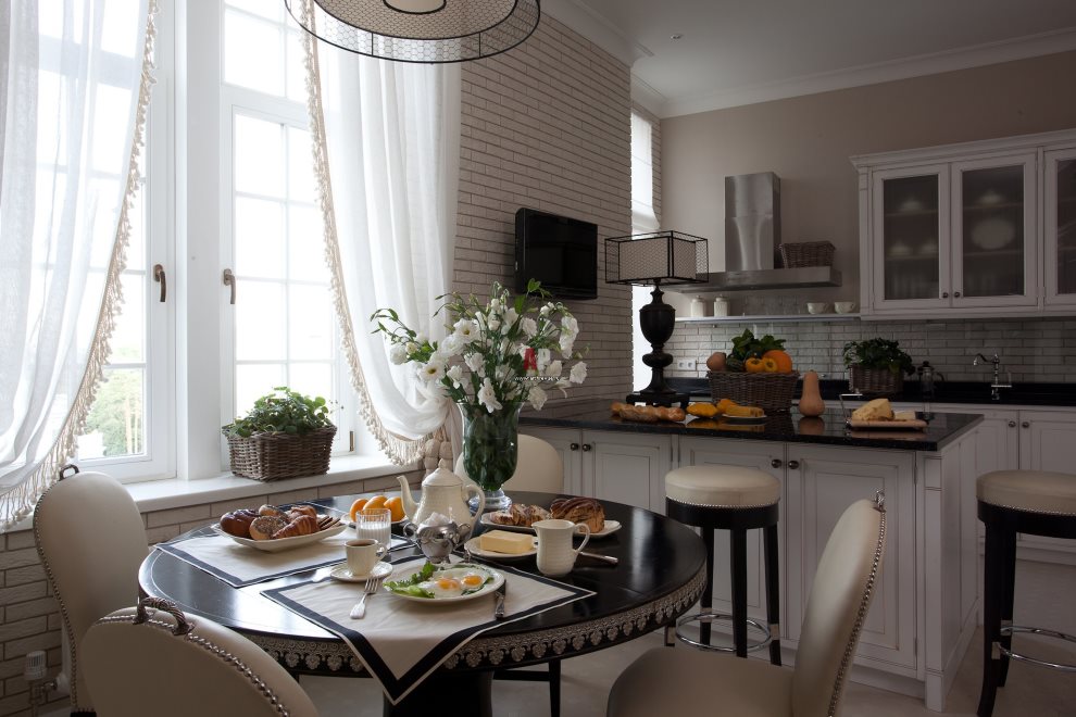 Lichtgewicht wit stoffen gordijn in de eetkamer van de keuken