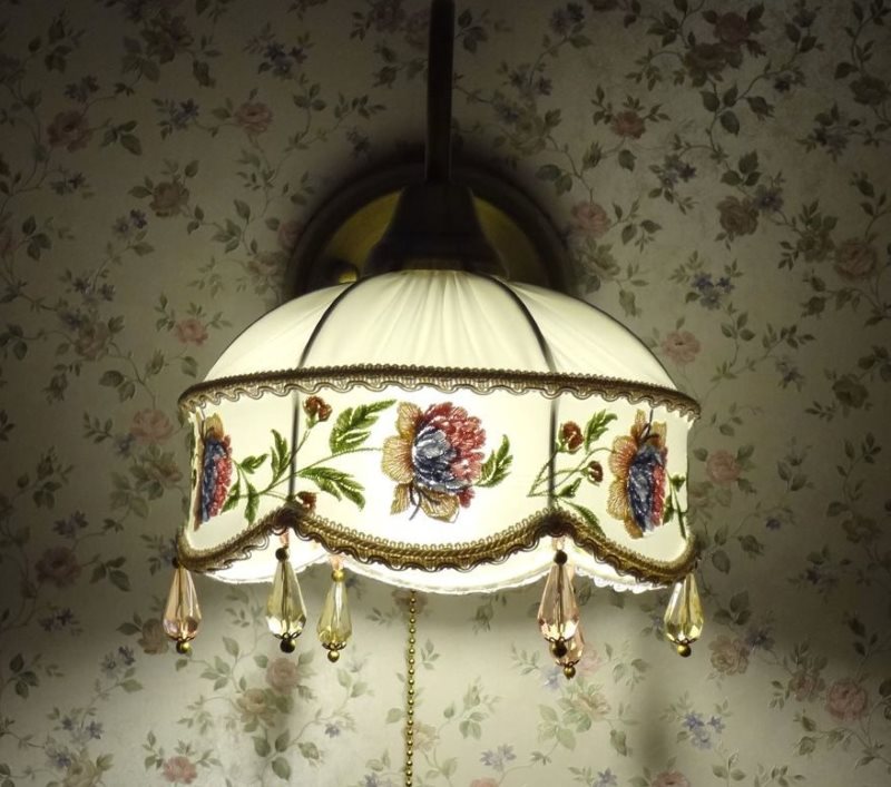 Bloemmotief op de lampenkap van een wandlamp