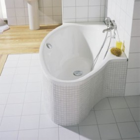 White bathtub of original shape