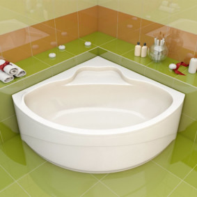 Balta vanna uz zaļās grīdas