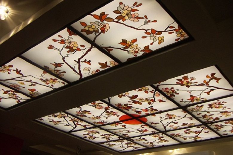 Mutfak tavanında Japon motifli vitray pencereler
