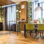 Mobilier moderne sur un plancher en bois