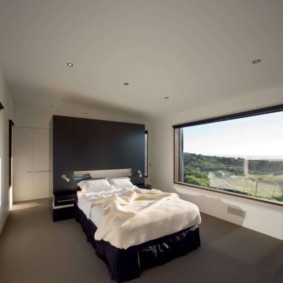 dormitor cu două ferestre cu vedere la fotografii