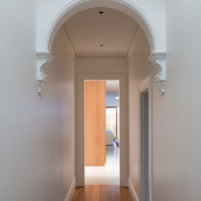 arch in the narrow corridor