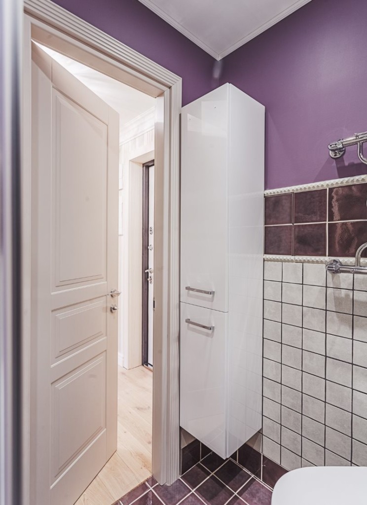 Biele kúpeľňové dvere s fialovými stenami